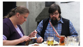 Balu beim Verputzen von Gegrillten